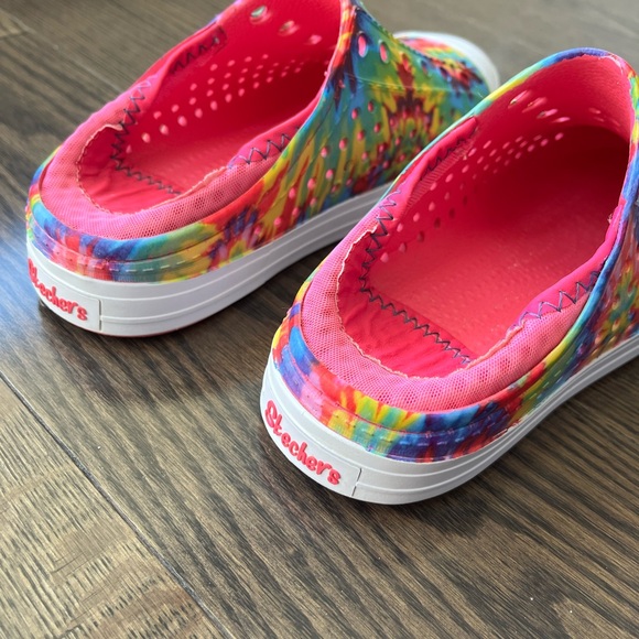 Girls Size 2Y Tie Dye Sketchers Waterproof Shoes. Brand New Never Worn. - Picture 3 of 4
